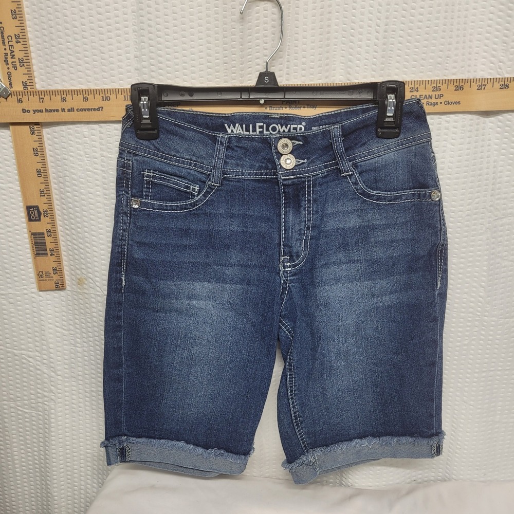Wallflower Womens Denim Bermuda Shorts Dark Wash Embroidered Pockets Size 5